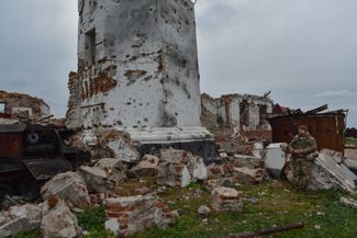 Разрушенные в ходе боев здания на острове