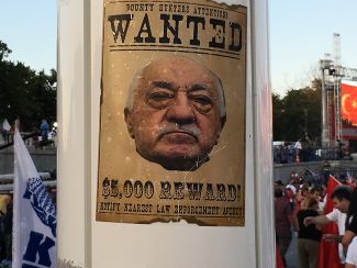 Плакат с объявлением о розыске Фетхуллаха Гюлена на столбе на площади Таксим в Стамбуле