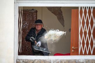 Житель этого же дома выбрасывает из окна своей квартиры осколки стекла, осыпавшуюся штукатурку и другой мусор, образовавшийся в результате попадания в здание ракеты
