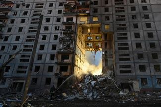 Частично разрушенный девятиэтажный жилой дом в Запорожье, 9 октября