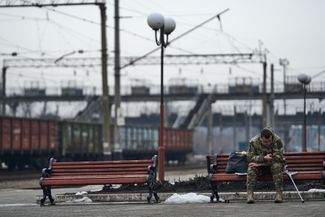 Раненый солдат ждет поезда в Киев