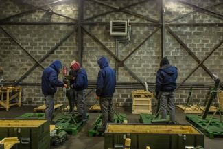 Рабочие «Украинской бронетехники» собирают 82-миллиметровые минометы