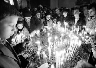 Прихожане одной из ереванских церквей зажигают свечи в память о погибших в Нагорном Карабахе. 1993 год