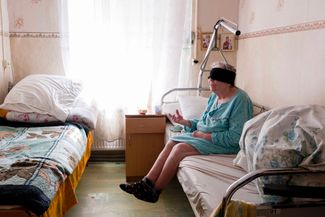 Пожилая женщина, потерявшая зрение после бомбежки, в госпитале в Николаеве. 27 марта 2022 года. 