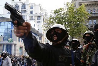 Вооруженный человек в ходе столкновений в Одессе, 2 мая 2014 года