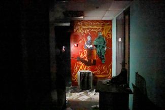 Пропагандистские граффити — бабушка с советским флагом и российский военный — в отделении полиции в освобожденном в середине сентября Купянске в Харьковской области. В этом отделении, по данным местных властей, российские военные оборудовали тюрьму и пыточную камеру