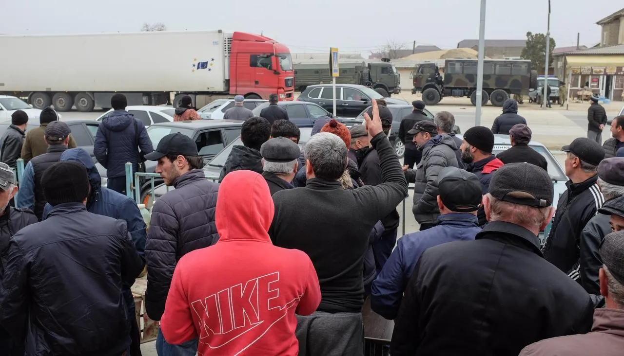 Генералы машин Как в Дагестане проходит самая массовая в стране акция  протеста дальнобойщиков. Репортаж Ильи Жегулева — Meduza