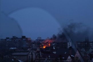 Пожар в многоквартирном доме после обстрела жилого квартала в Мариуполе. 11 марта 2022 года