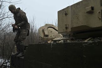 Украинский солдат готовит к бою БМП «Брэдли»