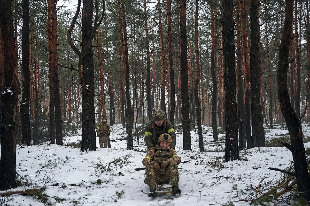 Россияне наступают на Купянском направлении. Разведывательный батальон ВСУ  ищет в лесу места, чтобы построить новые рубежи обороны Семьсот четвертый  день войны. Фотографии — Meduza