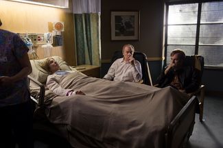 Герои Джимми Макгилл и Чарли Макгилл рядом с матерью в больнице. «Лучше звоните Солу», сезон 2, эпизод 10