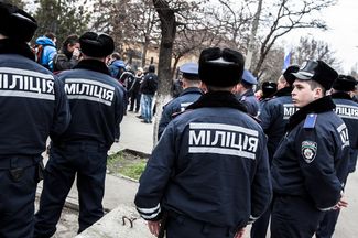 Украинские милиционеры в Севастополе, 8 марта 2014 года