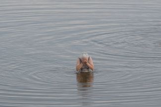 A woman bathes in the Riga HPP reservoir. Salaspils, 2023.