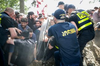 Полиция пытается сдержать противников прайда в Тбилиси, 8 июля 2023 года 