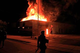 Поджог здания исправительного управления во время протестов после убийства Джейкоба Блейка. Кеноша, 24 августа 2020 года