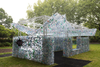 Здание из 15 000 одноразовых бутылок, выброшенных в Лондоне. Художник и архитектор Ник Вуд