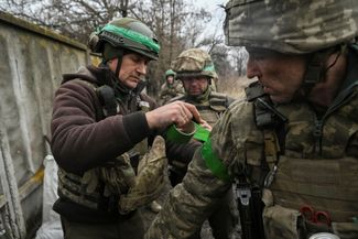 Украинские военные готовятся к перемещению на линии фронта под Бахмутом