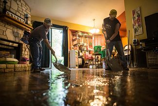 Волонтеры помогают навести порядок в доме в городе Сан-Маркос, штат Техас. 26 мая 2015 года