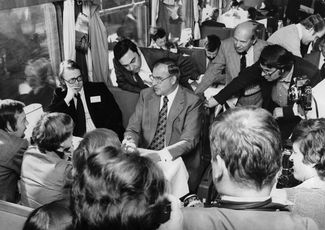 С журналистами во время предвыборной кампании 1976 года