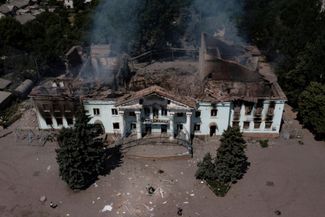 Вид с воздуха на разрушенный в результате удара дом культуры «Диамант» (ранее клуб им. Крупской) в Лисичанске