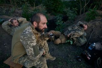 Бойцы ВСУ отдыхают на своих позициях под Донецком