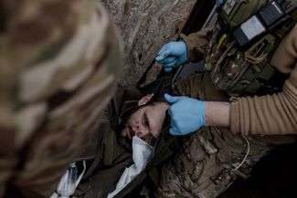 Украинские военные врачи перевозят раненых бойцов ВСУ с передовой в полевой госпиталь