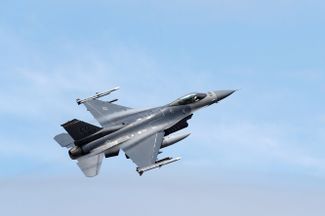 Самолет F-16 Fighting Falcon вооруженных сил США