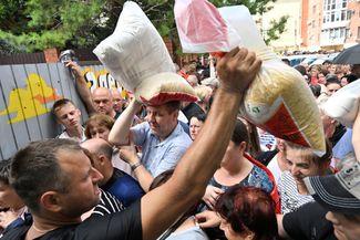 Volunteers distribute humanitarian aid to Kursk residents who were forced to leave their homes. August 8, 2024.