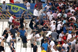 Столкновения на стадионе в Марселе после матча между Англией и Россией. 11 июня 2016 года