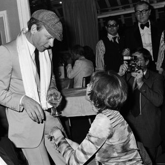 Дональд Сазерленд и актриса Ширли Маклейн в клубе White Elephant в Вестминстере. 17 мая 1976 года