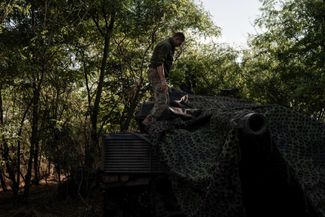 Участники 47-й бригады управляют полученным от западных стран танком Leopard 2 на токмакском направлении