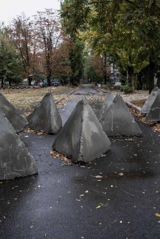 «Бетонные пирамидки в спальном районе — это, к сожалению, настоящее Покровска. Враг постепенно уничтожает город, как в свое время Бахмут и Авдеевку», — <a href="https://www.rbc.ua/ukr/news/opalennya-bude-meshkantsiv-pokrovska-zaklikali-1729275771.html" rel="noopener noreferrer" target="_blank">сообщают</a> городские власти. Такие укрепления, которые еще называют «зубами дракона», устанавливают в самых опасных районах с точки зрения риска российского наземного наступления. 19 октября 2024 года