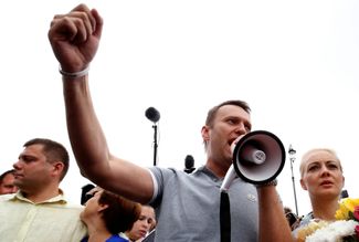 Navalny and Ofitserov (on the left) meet hundreds of supporters at Moscow’s Yaroslavsky Station, July 20, 2013