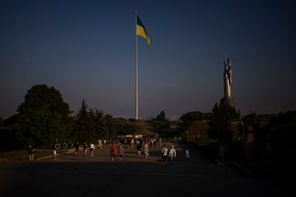 Киевляне прогуливаются возле монумента «Родина-мать»