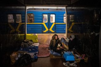 Жители Киева прячутся от обстрелов на станциях метро. 8 марта 2022 года