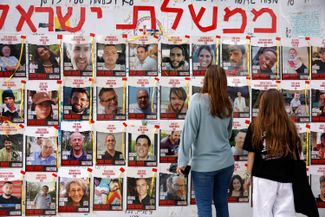 Стена с фотографиями заложников в Тель-Авиве, 8 марта 2024 года
