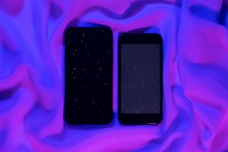 Дисплей на новом iPhone 12 (он слева) отображает черный цвет более глубоким и насыщенным. Это особенно заметно в темноте
