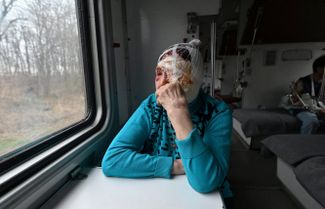 Прасковье 77 лет. Она едет во Львов на санитарном поезде, который украинскому минздраву помогли укомплектовать «Врачи без границ». Поезд эвакуирует с линии фронта пожилых и раненых.