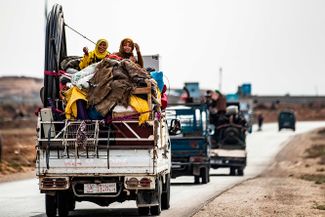 Курдские и арабские семьи бегут из города Дарбасия после турецкого вторжения. Сирия, 22 октября 2019 года
