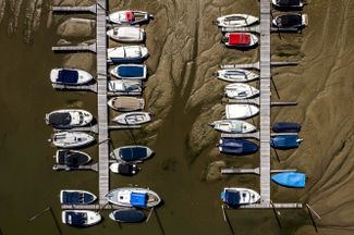 Лодки на пересохшем дне реки Лек в муниципалитете Бюрен. 10 августа 2022 года