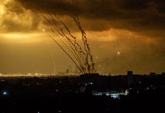 Боевики ХАМАС запускают ракеты с побережья сектора Газа по территории Израиля, 14 октября 2023 года