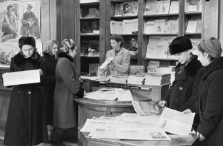 Отдел прессы социалистических стран в книжном магазине «Дружба» на улице Горького (нынешняя Тверская) в Москве. 1955 год