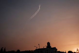 Следы двух ракет в закатном небе. Вид с площади Мира в Краматорске