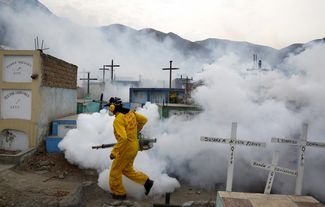 Окуривание кладбища из-за вируса Зика, Перу, 1 февраля