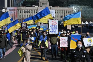 Украинцы, живущие в Южной Корее, и люди, которые их поддерживают, на антивоенной акции в Сеуле, 6 марта 2022 года
