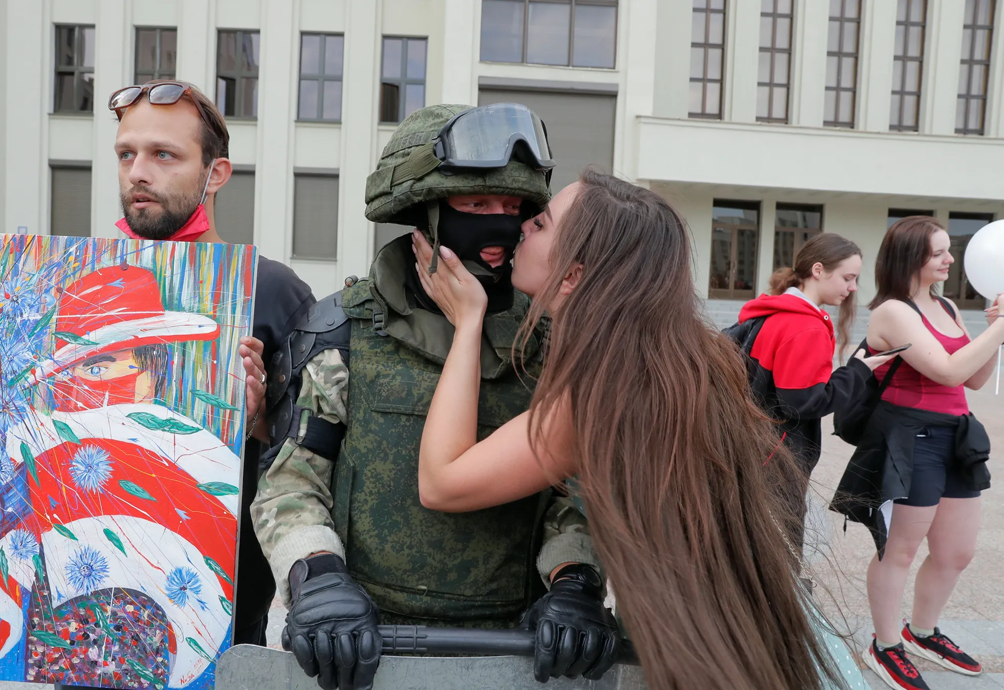 Протестующие обнимают (и даже целуют) военных у Дома правительства Беларуси.  Фотография — Meduza