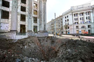 Воронка рядом со зданием областной администрации Харькова, оставшаяся после ракетного обстрела города. О пострадавших и погибших не сообщалось