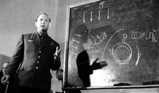 Алексей Леонов выступает на пресс-конференции после завершения полета «Восхода-2», во время которого он впервые вышел в открытый космос. Москва, актовый зал МГУ. 26 марта 1965 года.