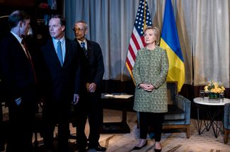 Джейк Салливан (крайний слева) перед встречей Хиллари Клинтон с президентом Украины Петром Порошенко. 19 сентября 2016 года