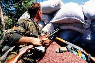 Солдат Армии освобождения Косово во время боевых действий, 19 июля 1998 года